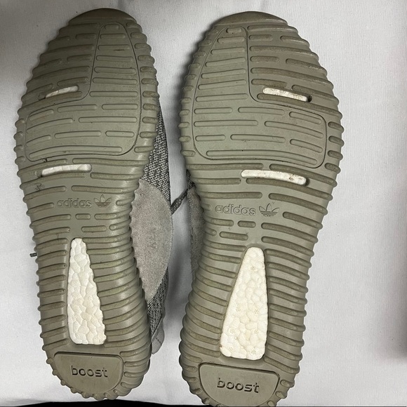 Authentic | Yeezy boost 350

AGATE GRAY/MOONROCK - Picture 8 of 9